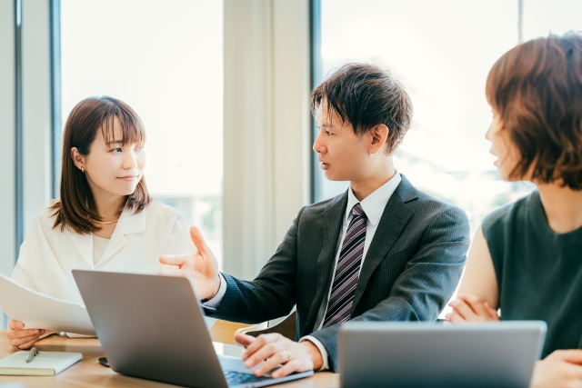 ミーティングをする3人の男女