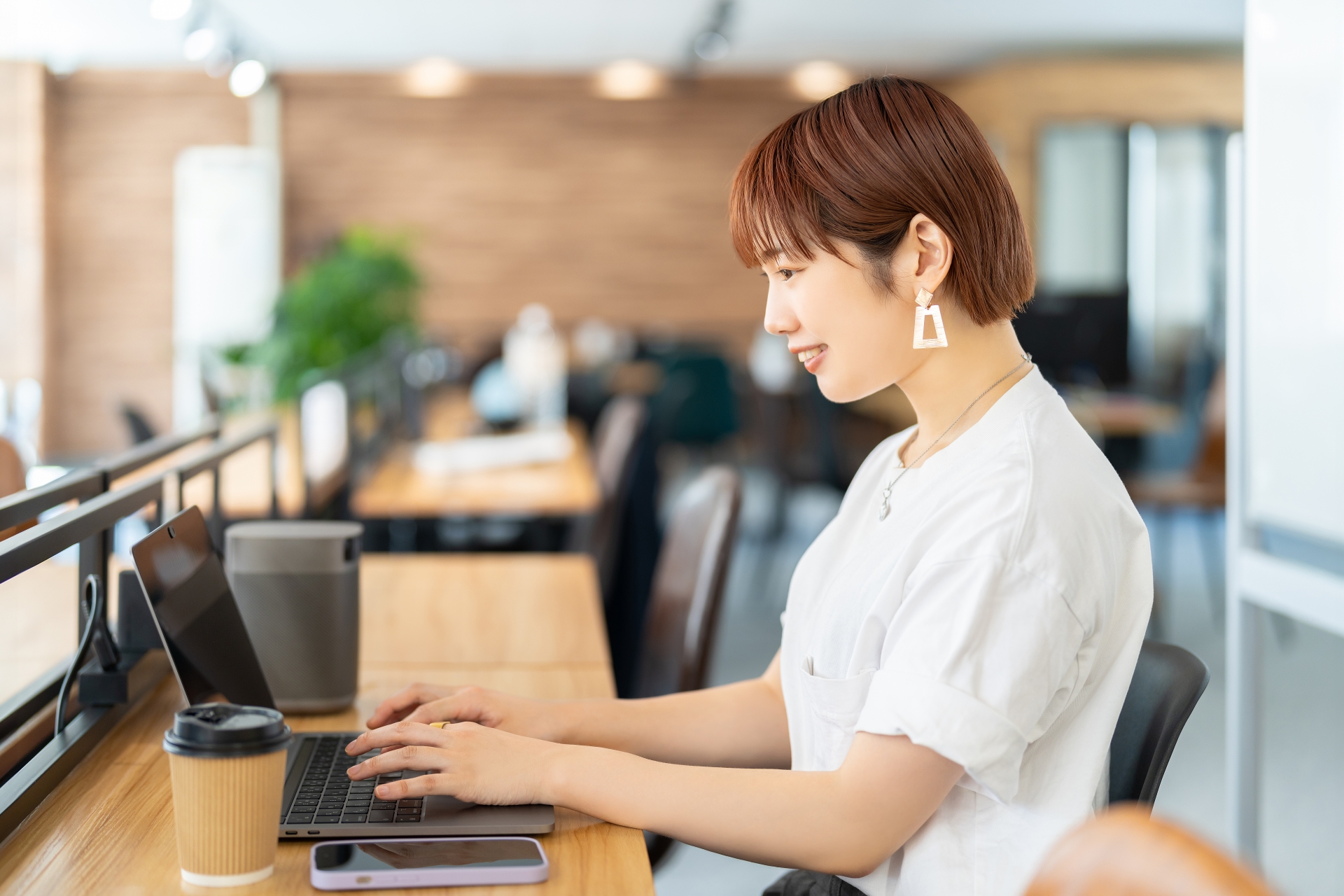 ノートPCを操作する女性