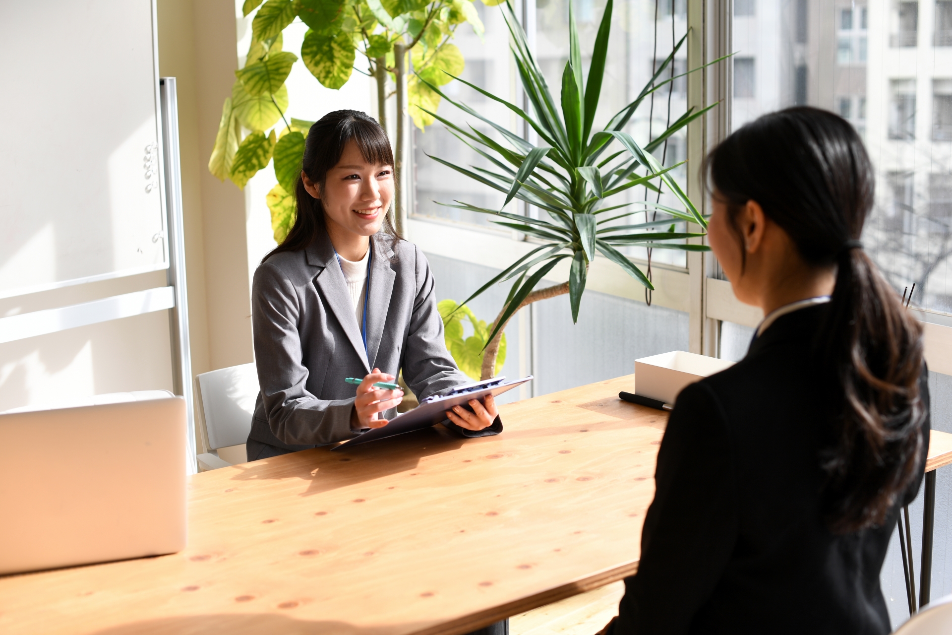 女性面接官と女性応募者