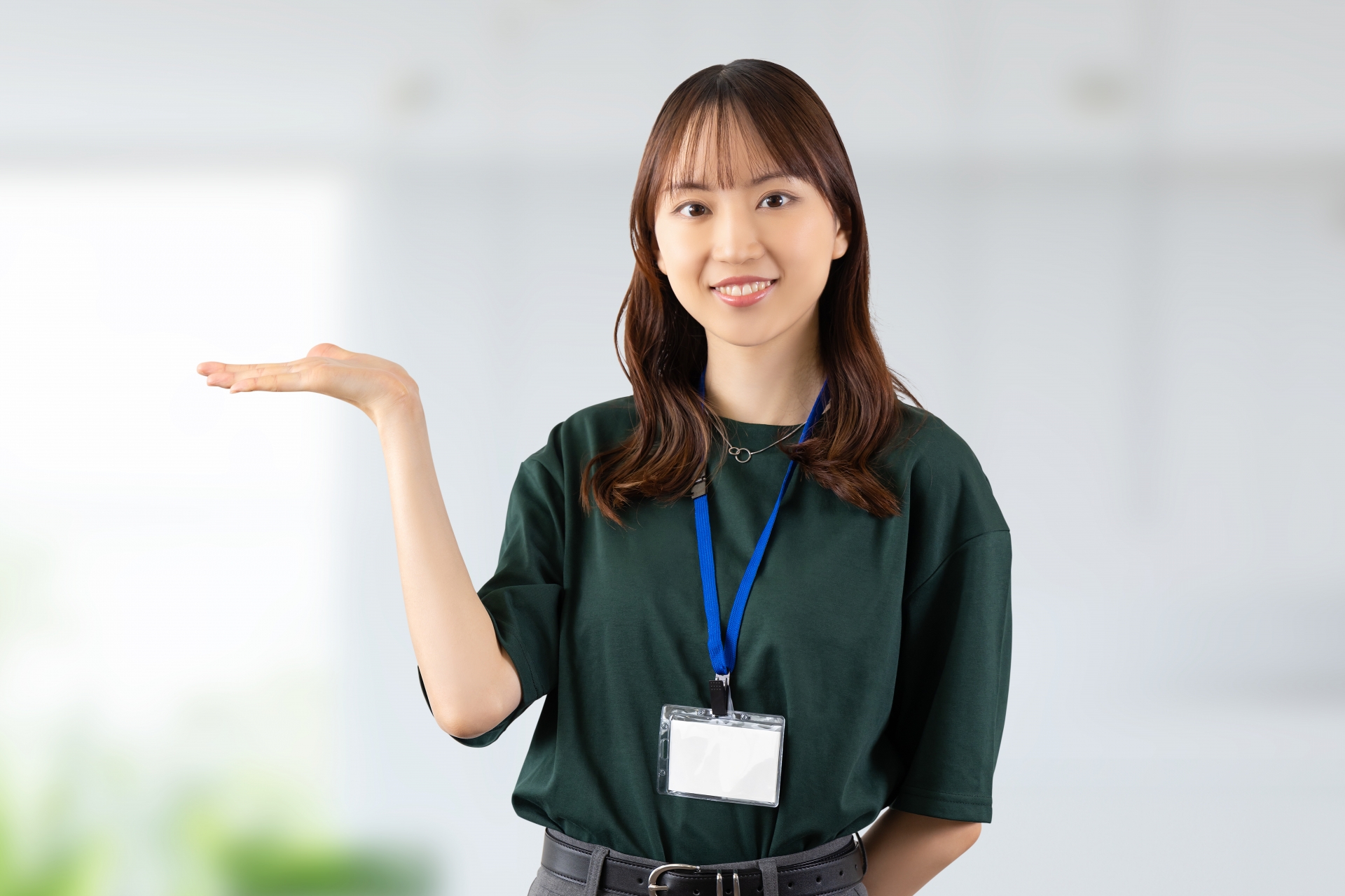 手の平で案内する女性ビジネスパーソン