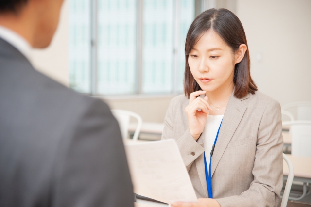 面談をするスーツの男女