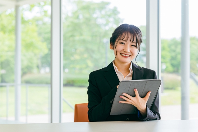 タブレットを使ってカウンセリングをする女性