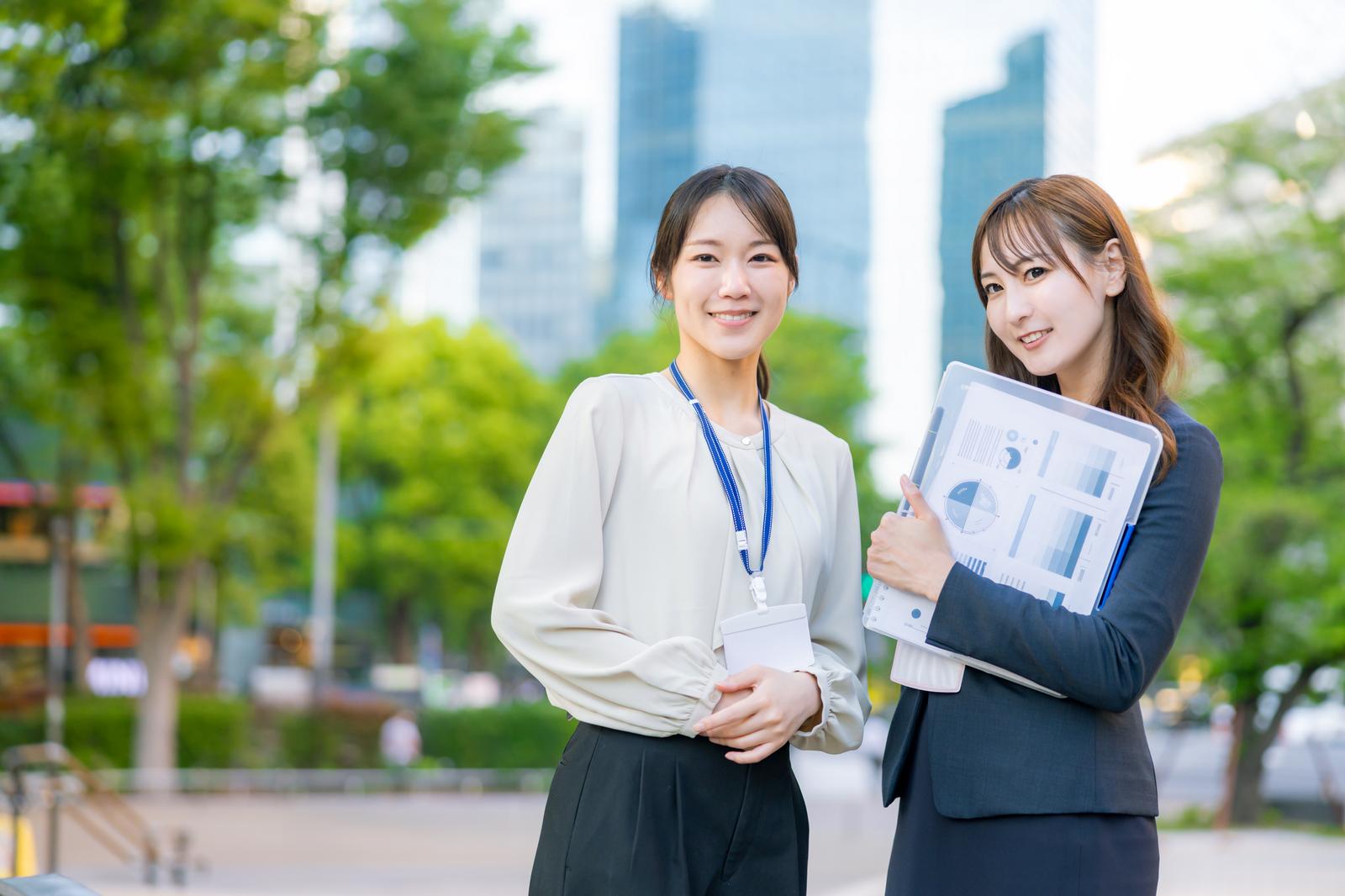 ビルと女性ふたり