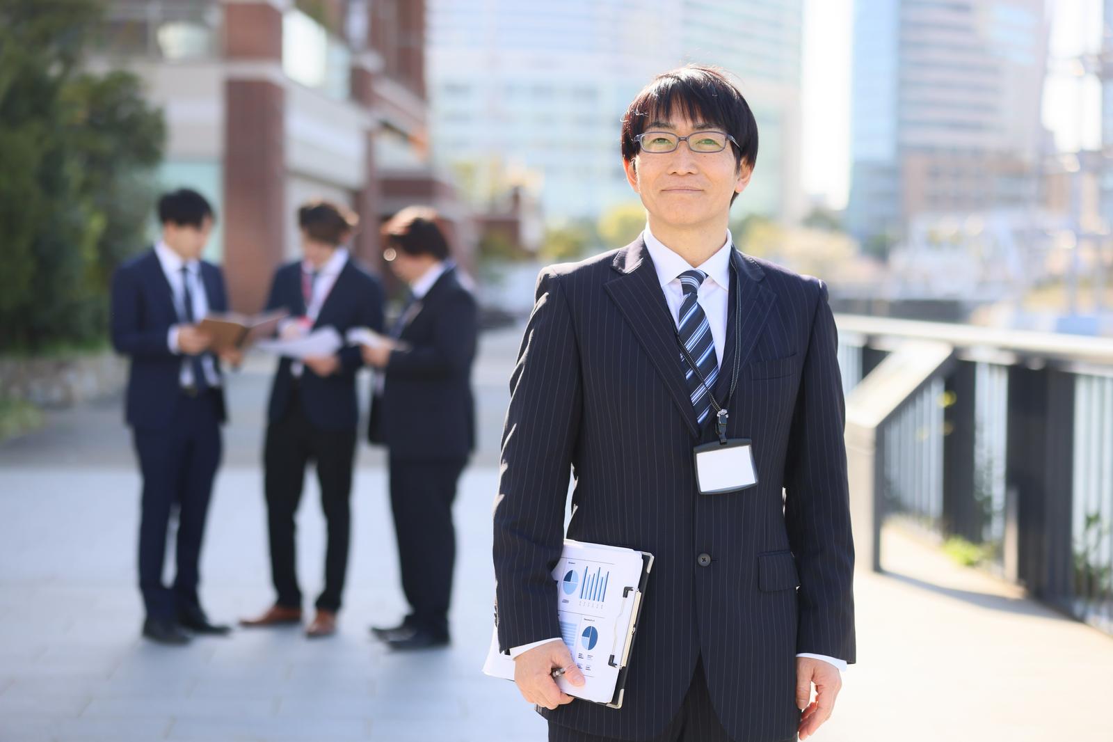 屋外のスーツの男性