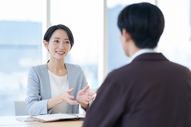 面談をする男女
