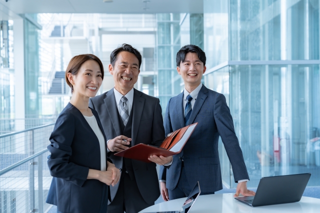 笑顔で打ち合わせをする男女