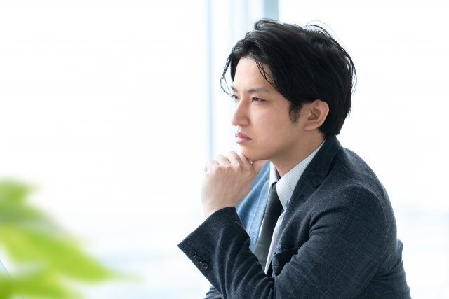 真剣な表情で考える男性ビジネスマン