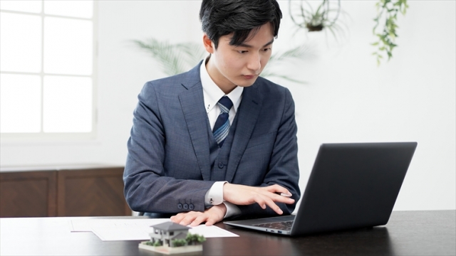 不動産の資料を作成するビジネスマン