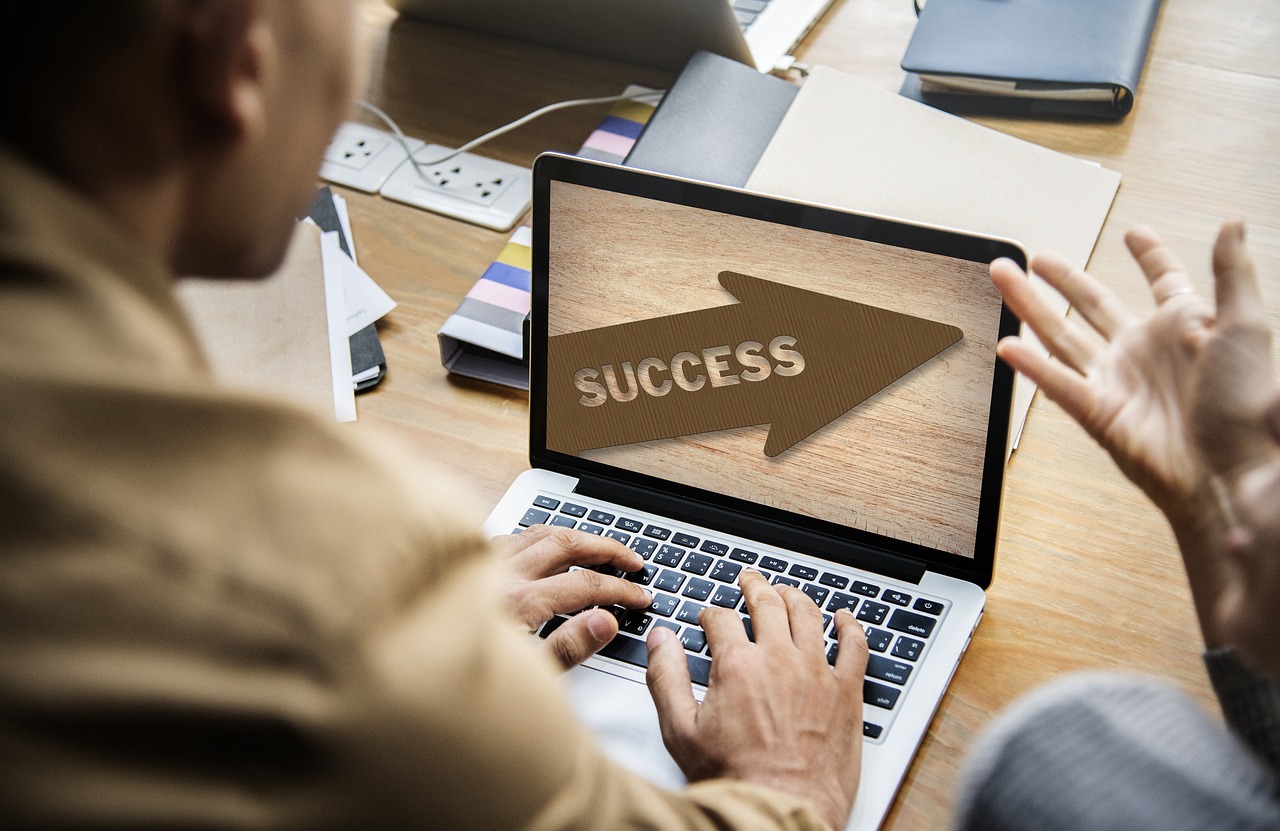 ノートパソコンの画面に「SUCCESS」の文字