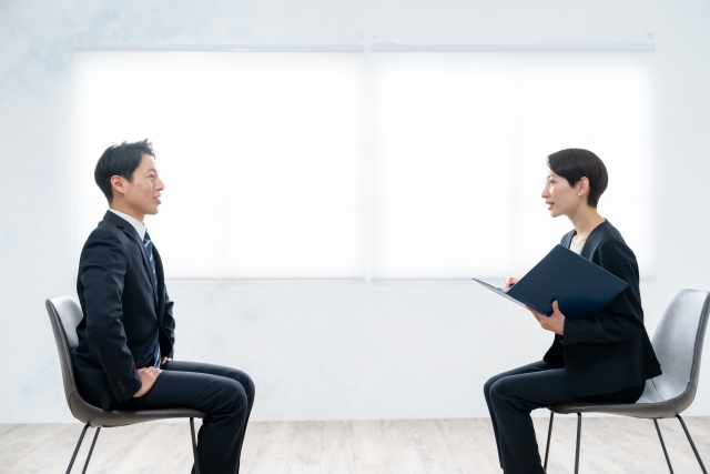 面接をする男女
