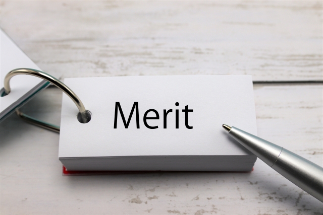 単語カードに「Merit」の文字