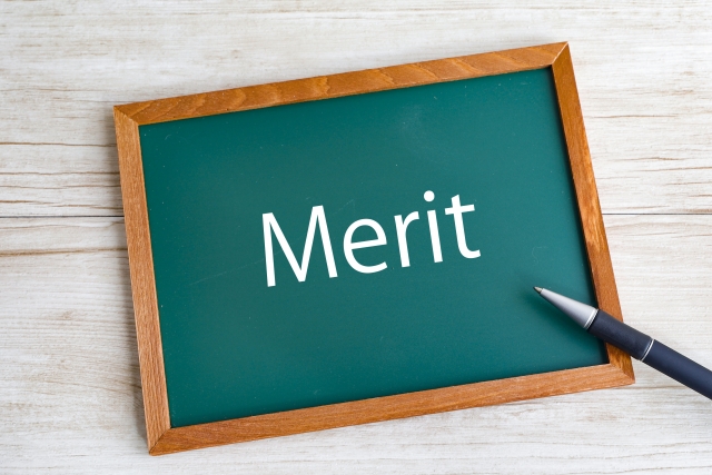 黒板にMeritの文字