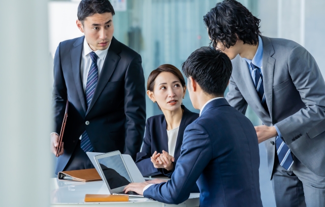 話し合いをする4人のビジネスパーソン