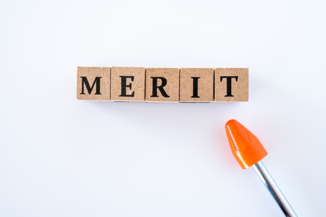 ブロックに「MERIT」の文字