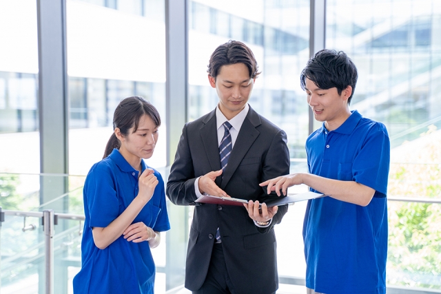 介護スタッフと話をするビジネスマン