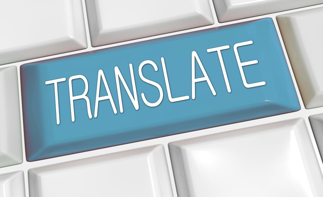 「TRANSLATE」と書かれたキーボードの青いボタン
