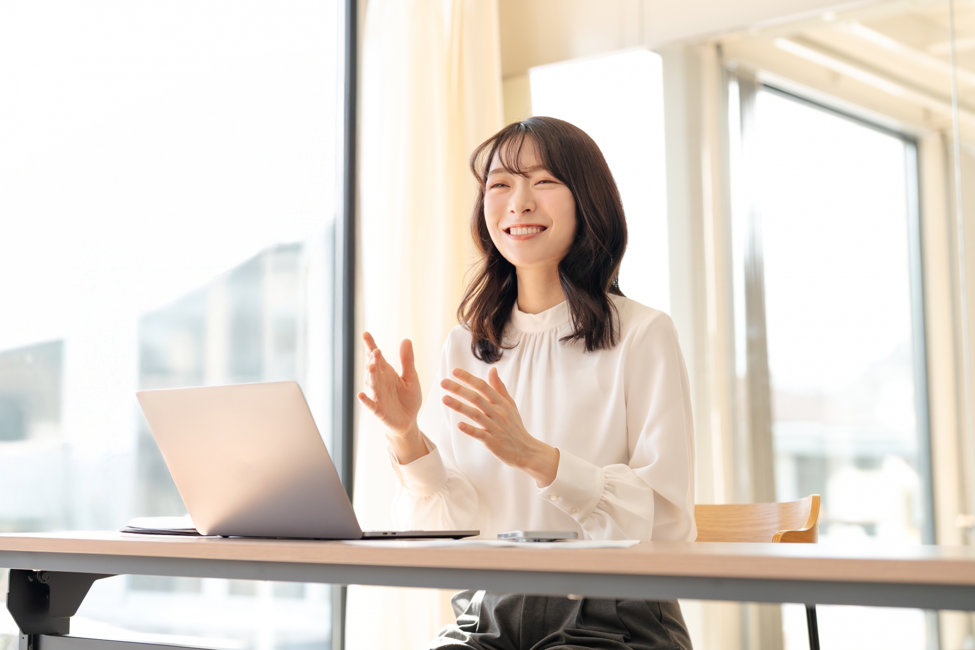 笑顔で話す女性会社員