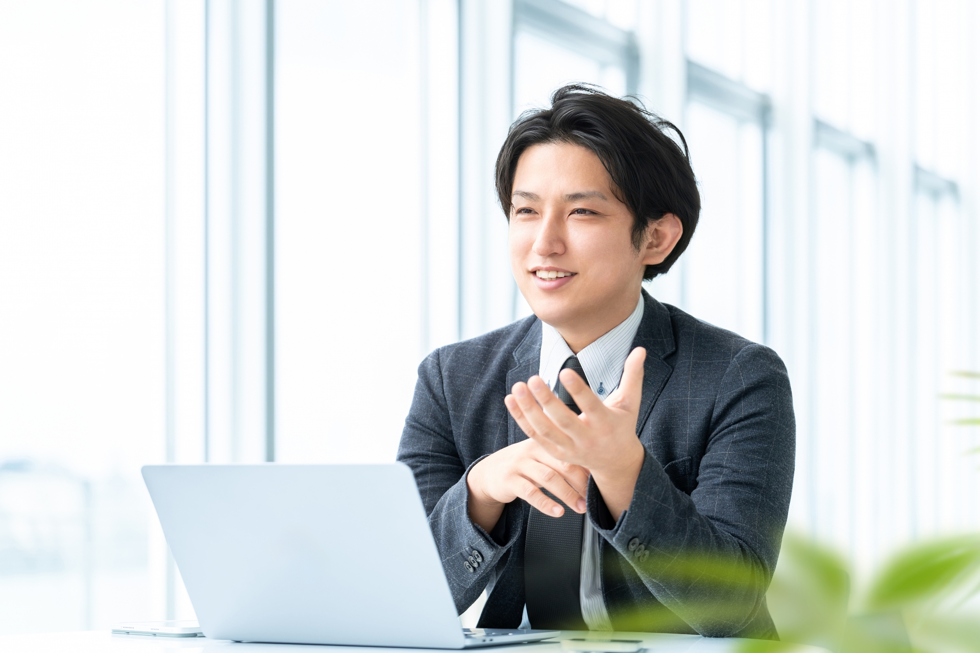 話をする男性会社員