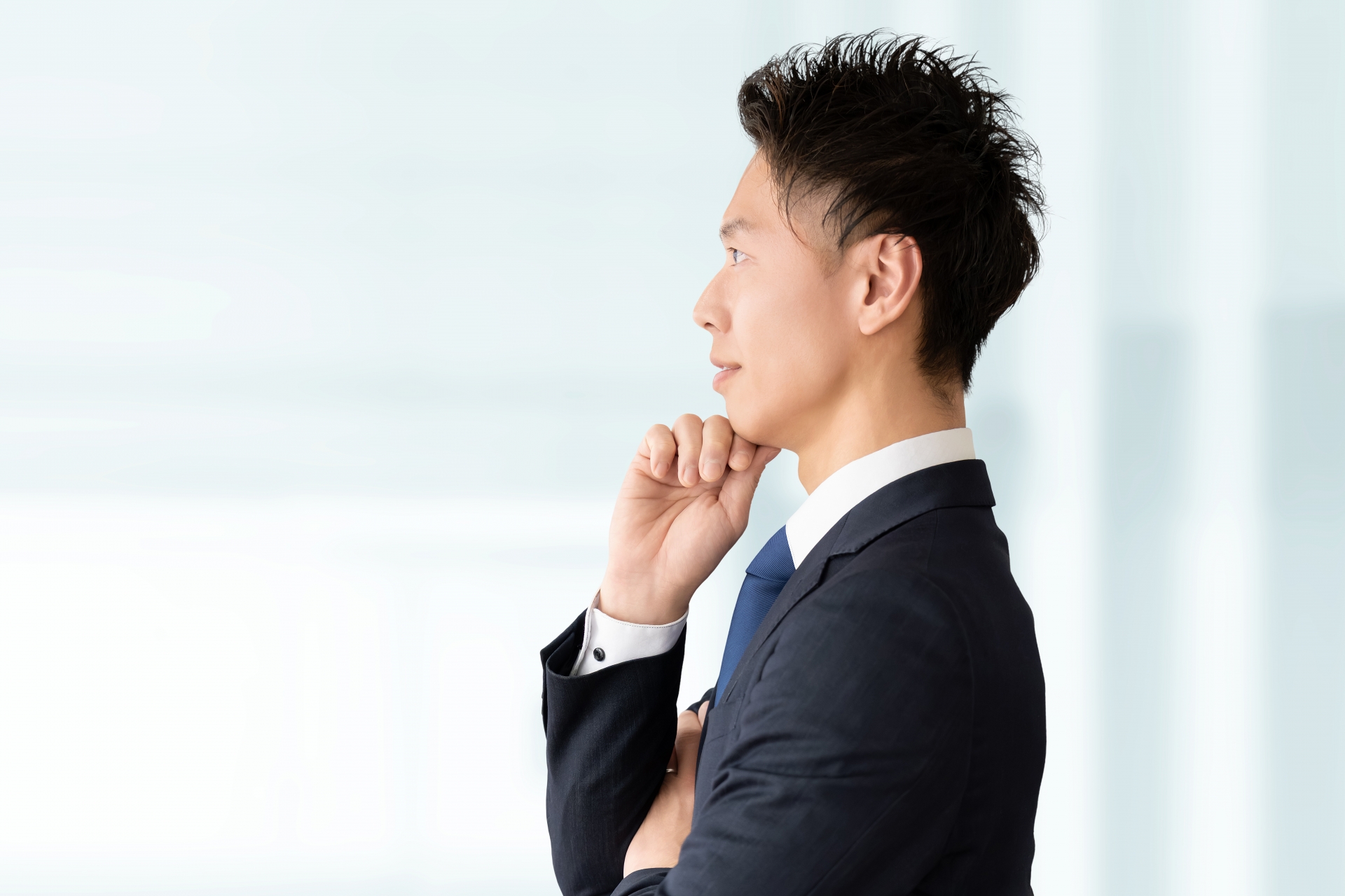 真剣な表情で考える会社員