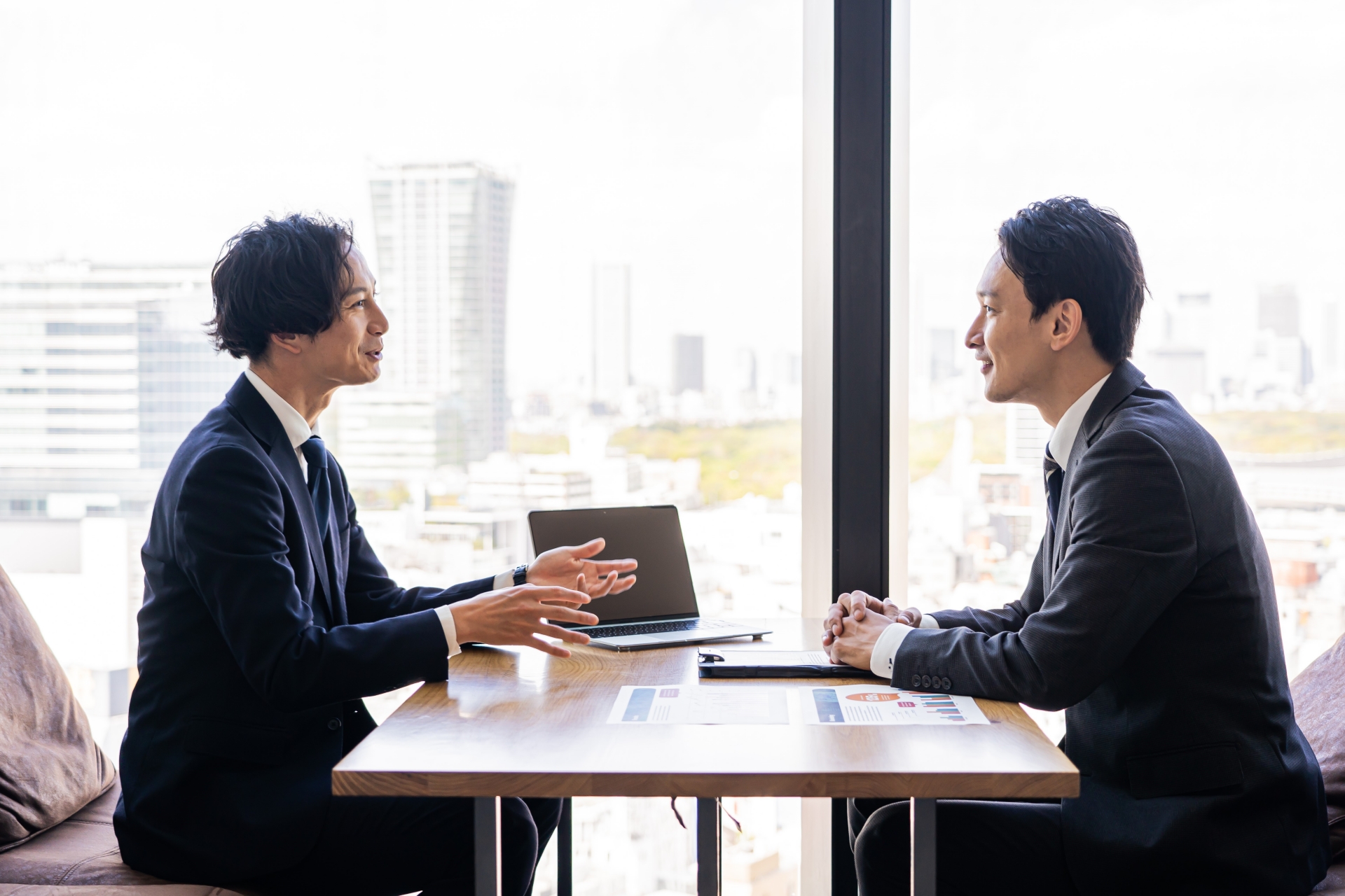 向かい合って話をする会社員