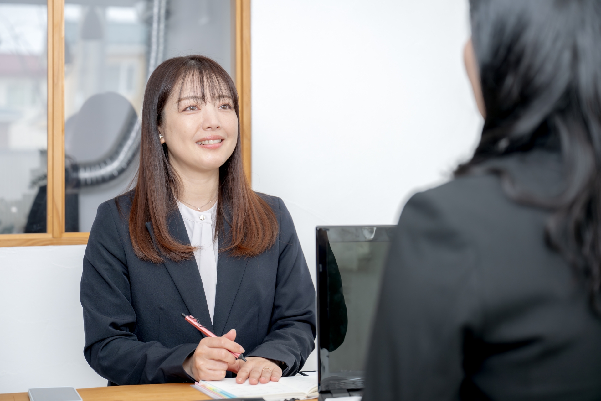話を聞くキャリアアドバイザー