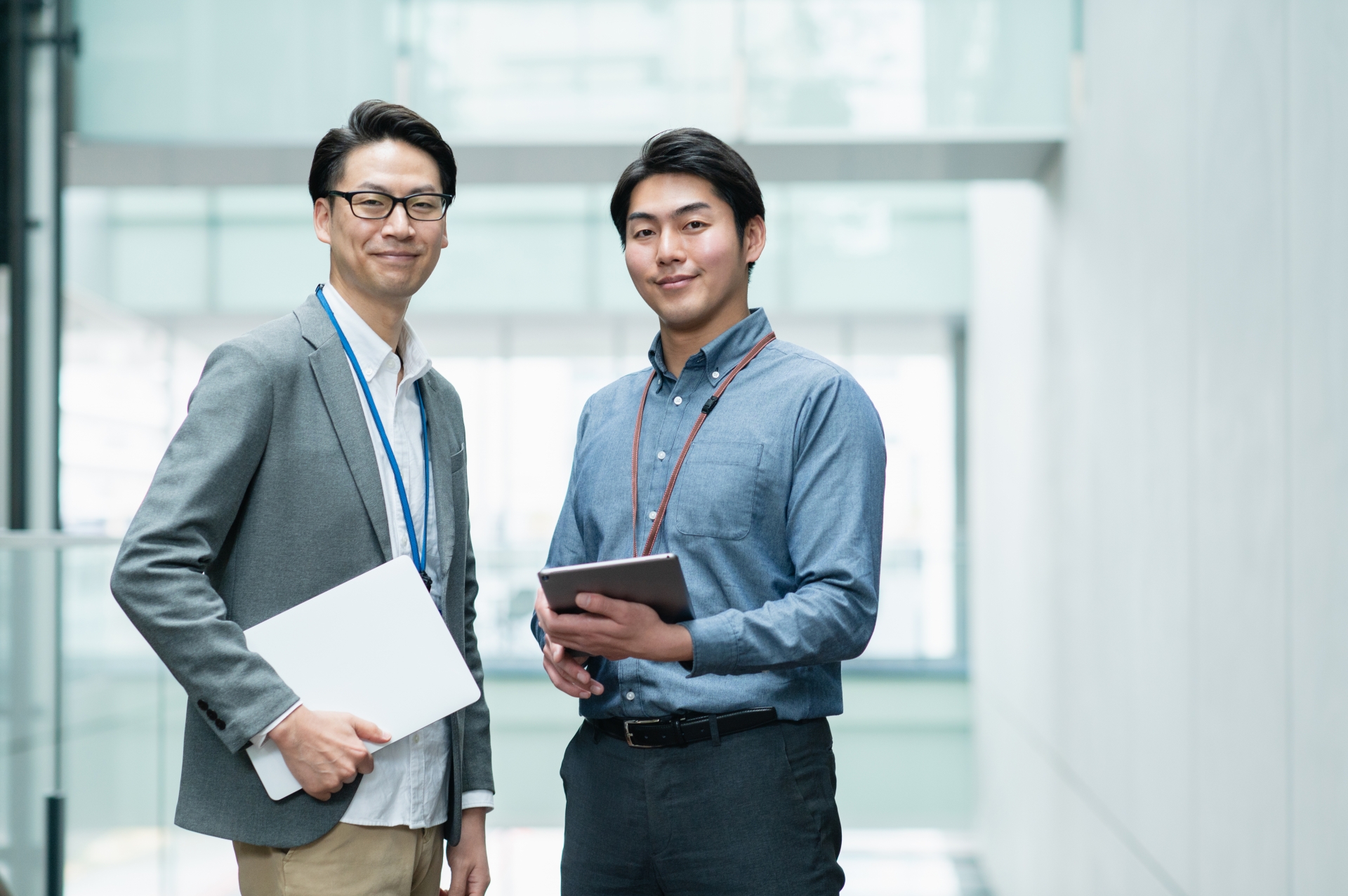 オフィスで立つ2人の男性会社員