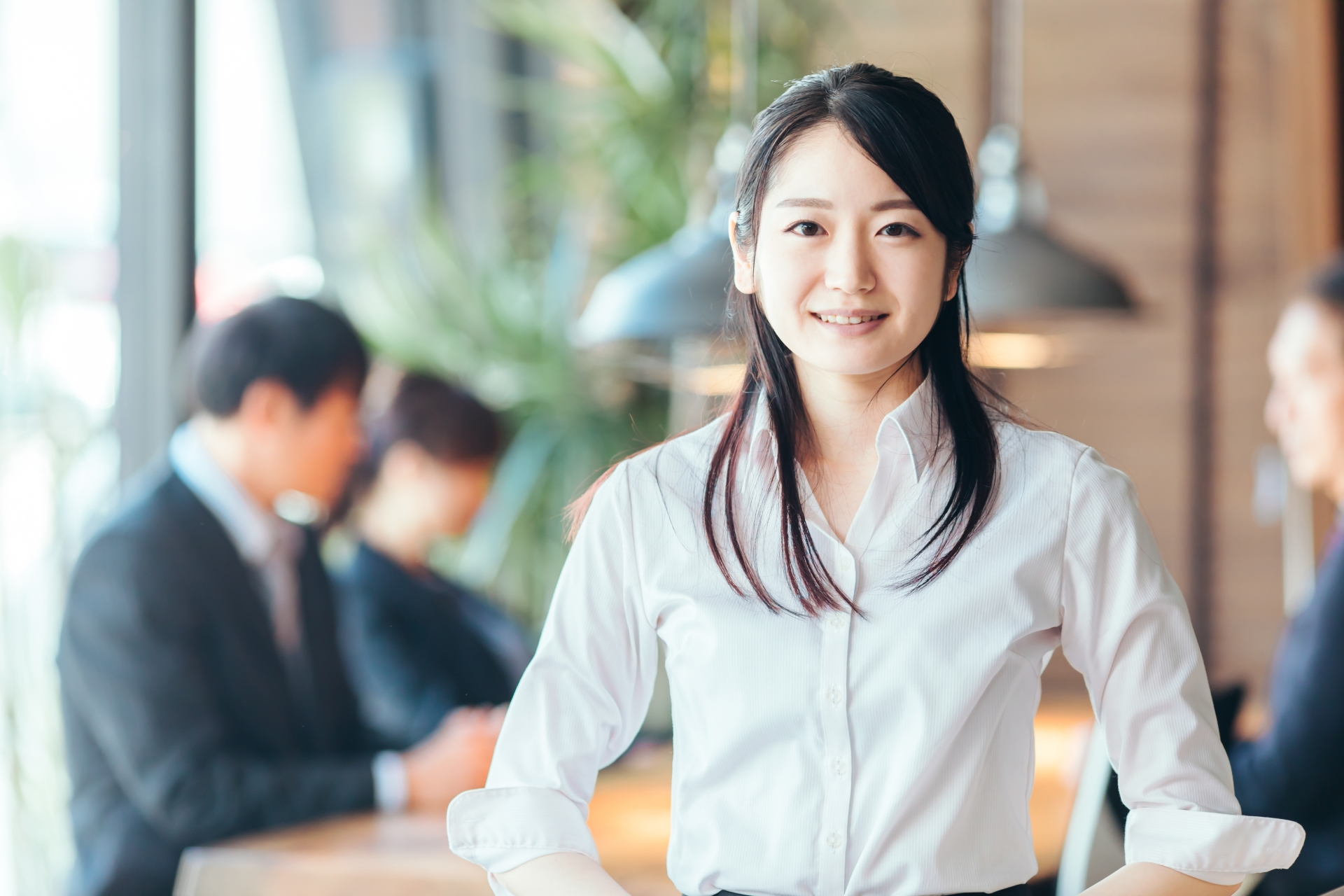 オフィスにいる女性会社員