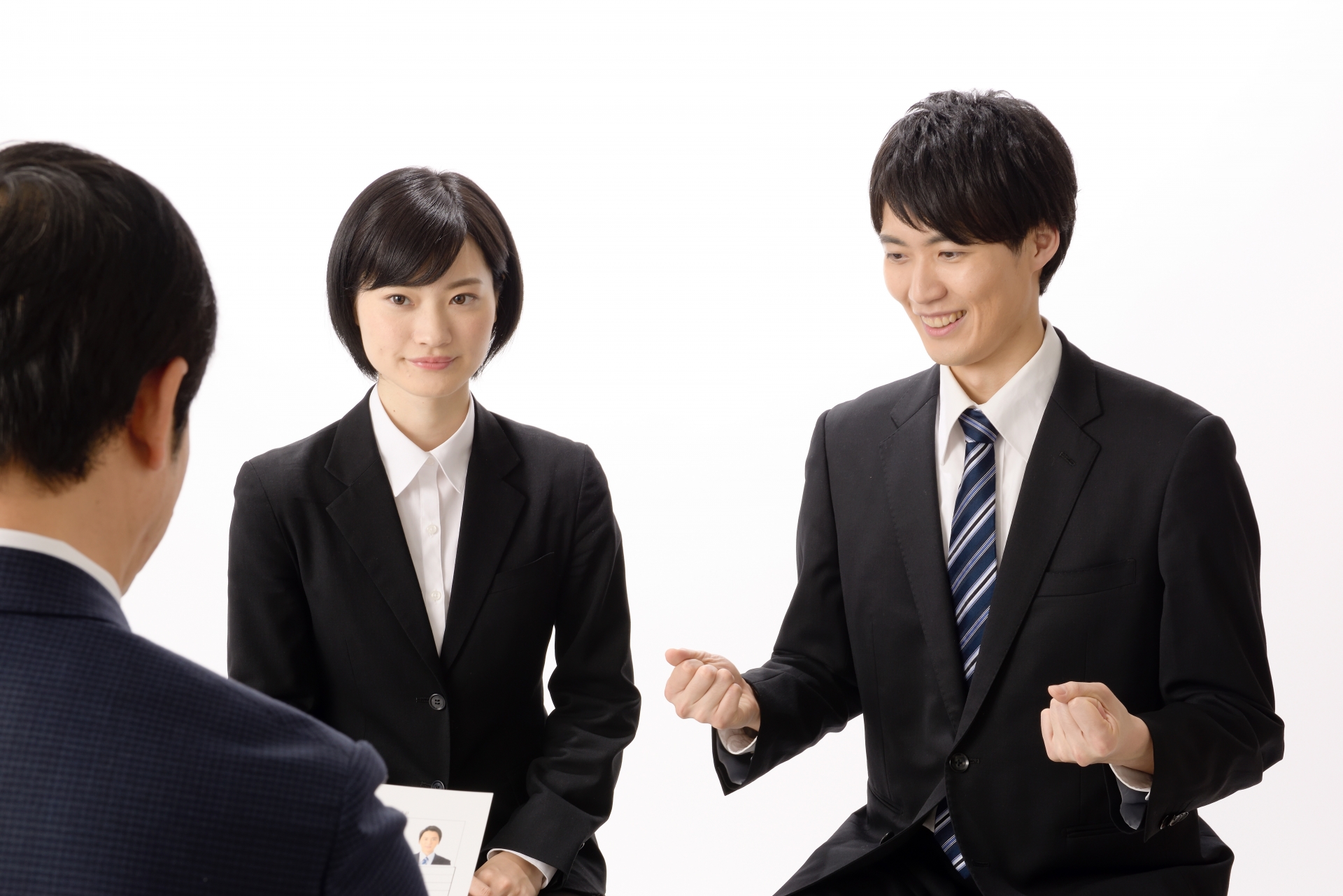 面接を受けている男女