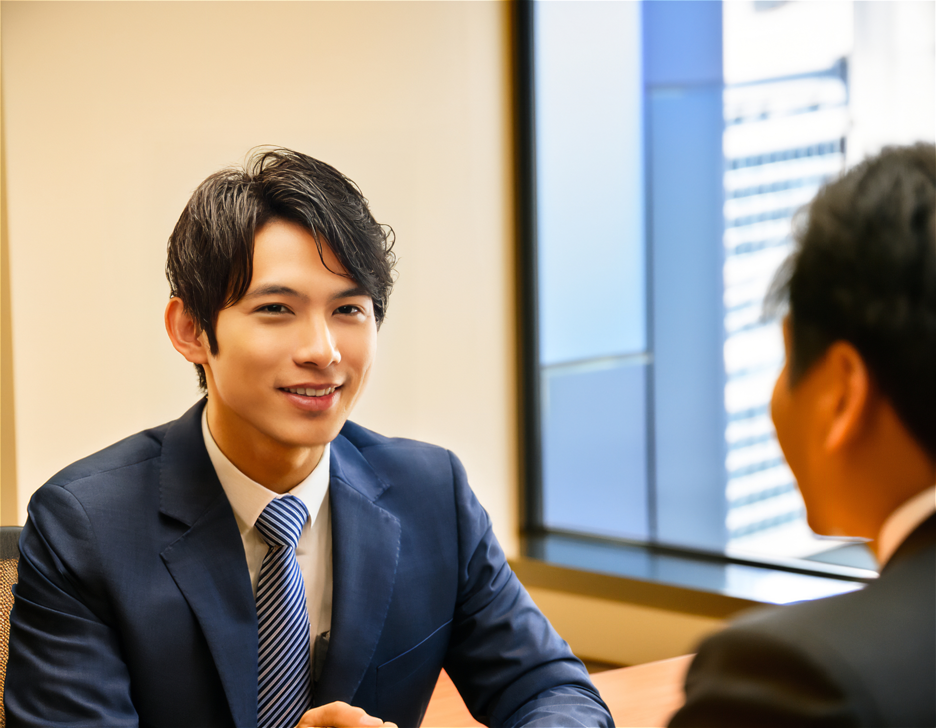 笑顔で顧客と話すビジネスマン