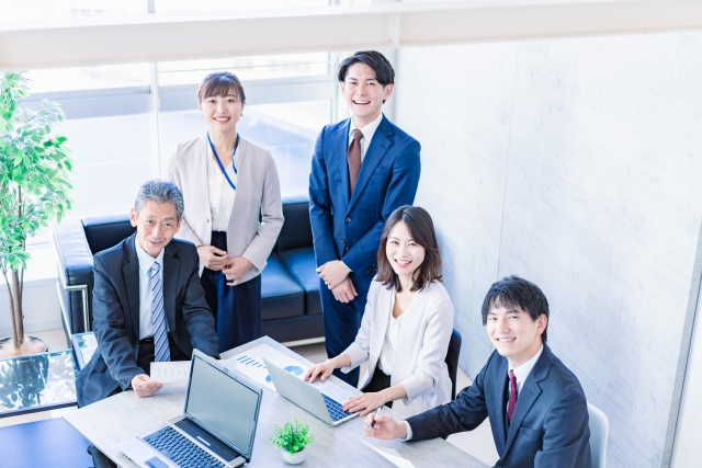 オフィスで働くビジネスパーソン達