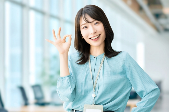 OKサインをするビジネスパーソン