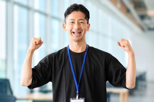 ガッツポーズをするビジネスパーソン